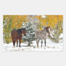 Chevaux dans la neige avec l'arbre coloré autocollants