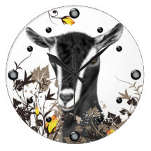 Chèvre alpine de laiterie peignant l'horloge mural