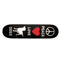 Chiens d'amour de paix skateboard