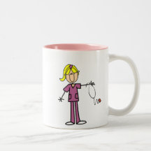 Chiffre femelle blond infirmière de bâton tasse