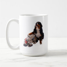 Chiot avec la tasse de jouet