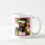 Chiot de boxeur dans la tasse de tulipes
