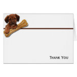 Chiot de Brown tenant sa carte de note d'os