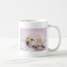 Chiot jaune de labrador retriever tasse