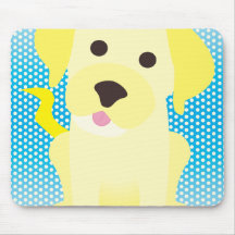 Chiot jaune sur le bleu tapis de souris