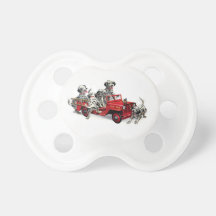 Chiots dalmatiens avec le camion de pompiers