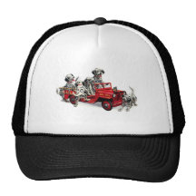 Chiots dalmatiens avec le camion de pompiers casquettes de camionneur