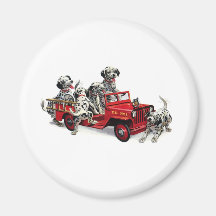 Chiots dalmatiens avec le camion de pompiers aimant
