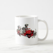 Chiots dalmatiens avec le camion de pompiers mugs