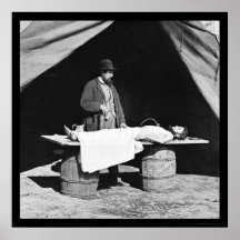 Chirurgien de embaumement au travail 1864 posters