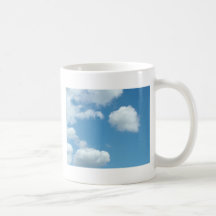 ciel bleu et nuages blancs tasse à café
