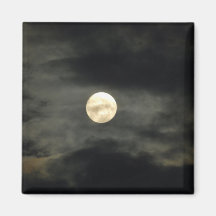 Ciel nocturne - pleine lune et nuages foncés aimant