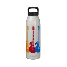 Cinq guitares électriques colorées bouteille d'eau