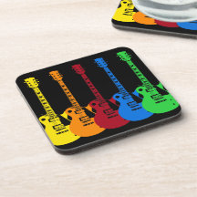 Cinq guitares électriques colorées sous-bocks