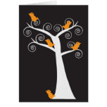 Cinq oiseaux oranges dans une carte d'arbre
