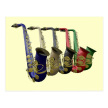Cinq saxophones colorés dans une ligne carte posta
