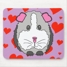 Cobaye avec des coeurs tapis de souris