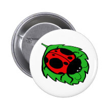 Coccinelle de sourire sur une feuille verte badge avec épingle