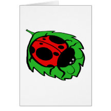 Coccinelle de sourire sur une feuille verte carte de vœux