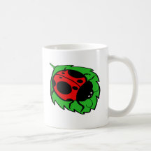 Coccinelle de sourire sur une feuille verte tasse