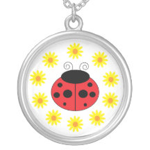 Coccinelle et collier de marguerites