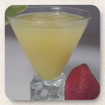 Cocktail garni avec le caboteur de liège de fruit dessous-de-verre