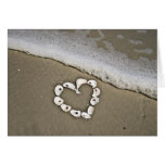 Coeur de plage dans les coquillages cartes