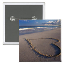 Coeur dessiné sur la plage badges