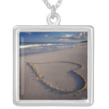 Coeur dessiné sur la plage pendentifs