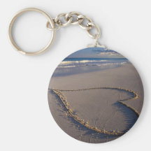 Coeur dessiné sur la plage porte-clef