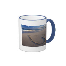 Coeur dessiné sur la plage tasse