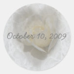 Coeur d'un rose adhésif rond