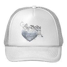 Coeur en filigrane argenté et roses blancs casquette de camionneur
