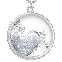Coeur en filigrane argenté et roses blancs collier personnalisé