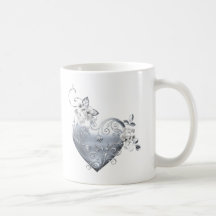 Coeur en filigrane argenté et roses blancs tasse à café