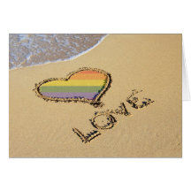 Coeur gai d'amour d'arc-en-ciel dans le sable cartes de vœux