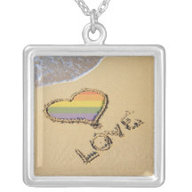 Coeur gai d'amour d'arc-en-ciel dans le sable pendentif personnalisé