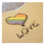 Coeur gai d'amour d'arc-en-ciel dans le sable bristol