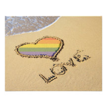 Coeur gai d'amour d'arc-en-ciel dans le sable carton d'invitation