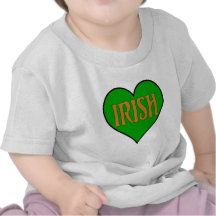 coeur irlandais vert avec les lettres oranges t-shirts
