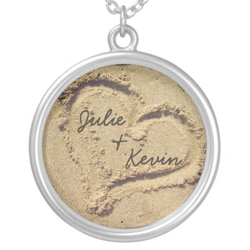 Coeur personnalisé dans le collier de sable