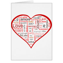 Coeur rouge complètement de l'amour dans beaucoup  carte de vœux