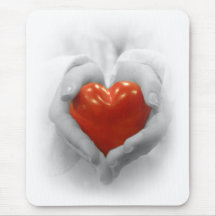 Coeur rouge dans des mains, je t'aime forme tapis de souris