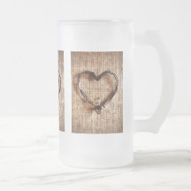Coeur rustique de ficelle de pays sur la copie de  tasse