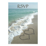 Coeurs assortis de sable sur la plage, océan roman invitations personnalisées