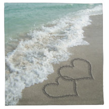 Coeurs de sable sur la plage serviette imprimée