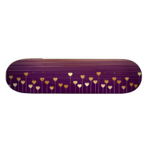 Coeurs et planche à roulettes d'or de rayures
