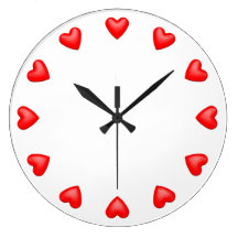 Coeurs rouges sur le blanc horloges