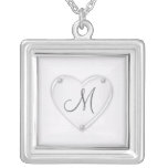 Collier argenté de monogramme de coeur