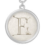 Collier argenté de monogramme - lettre E